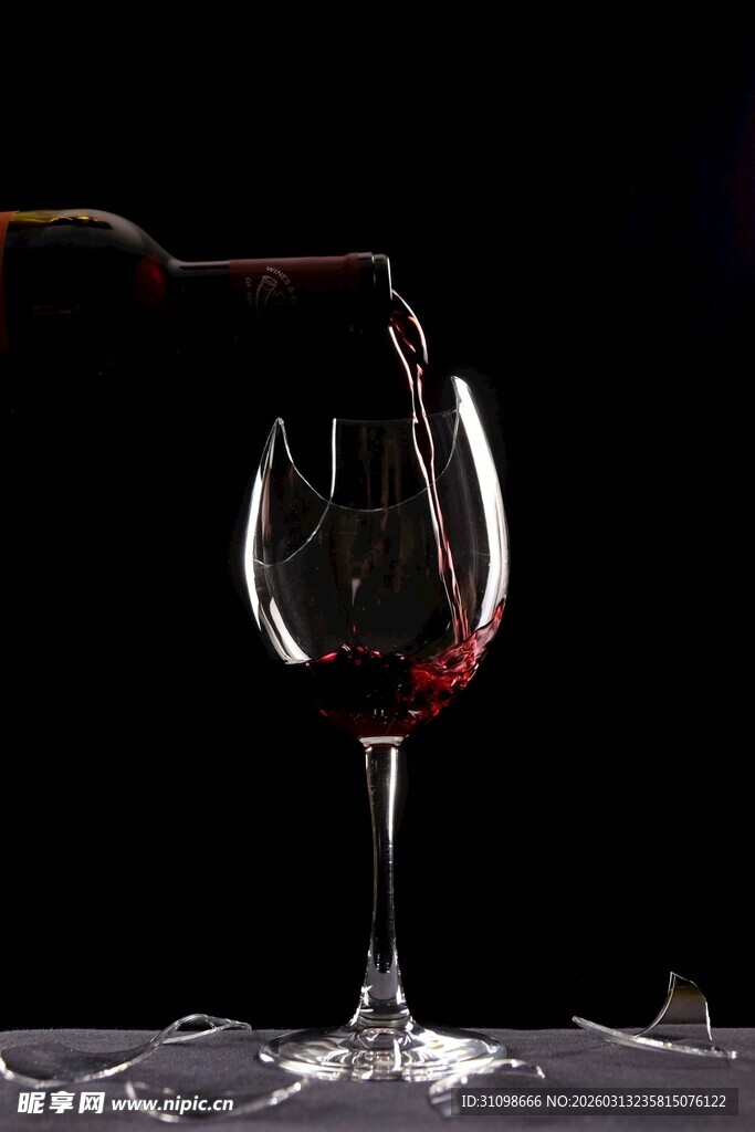 红酒倾入高脚杯瞬间