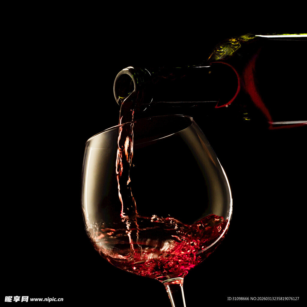 红酒倒入高脚杯的瞬间