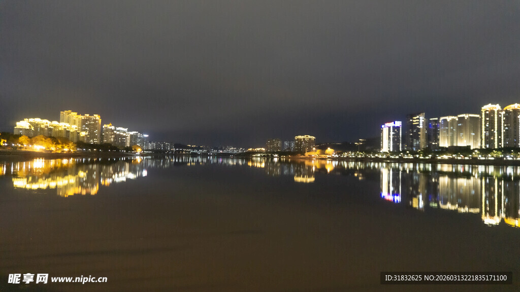 城市夜景湖面倒影璀璨