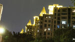 夜晚璀璨灯光下的高层住宅