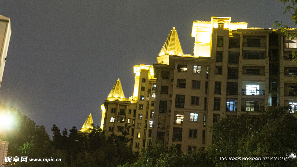夜晚璀璨灯光下的高层住宅
