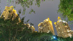 夜幕下璀璨的城市建筑群