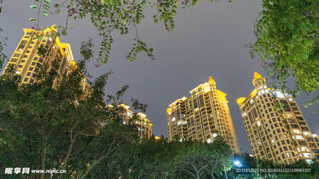 夜幕下璀璨的城市建筑群