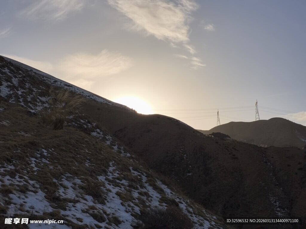 夕阳下的山间雪景