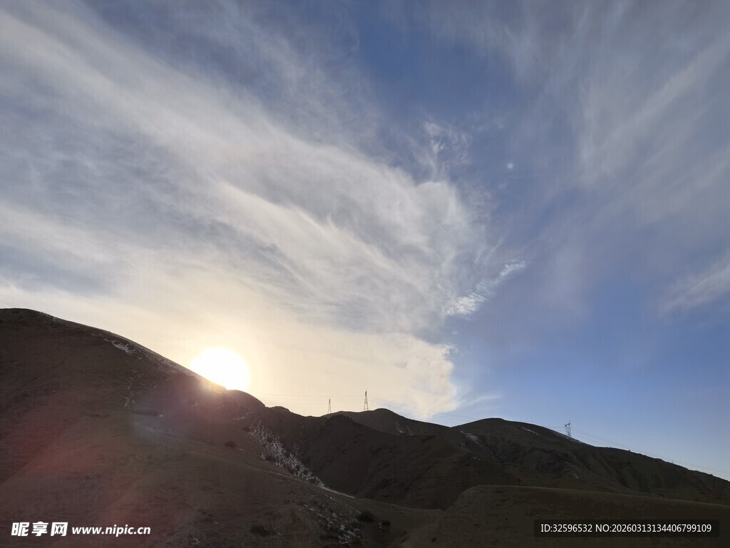 日出时分的山峦与云彩