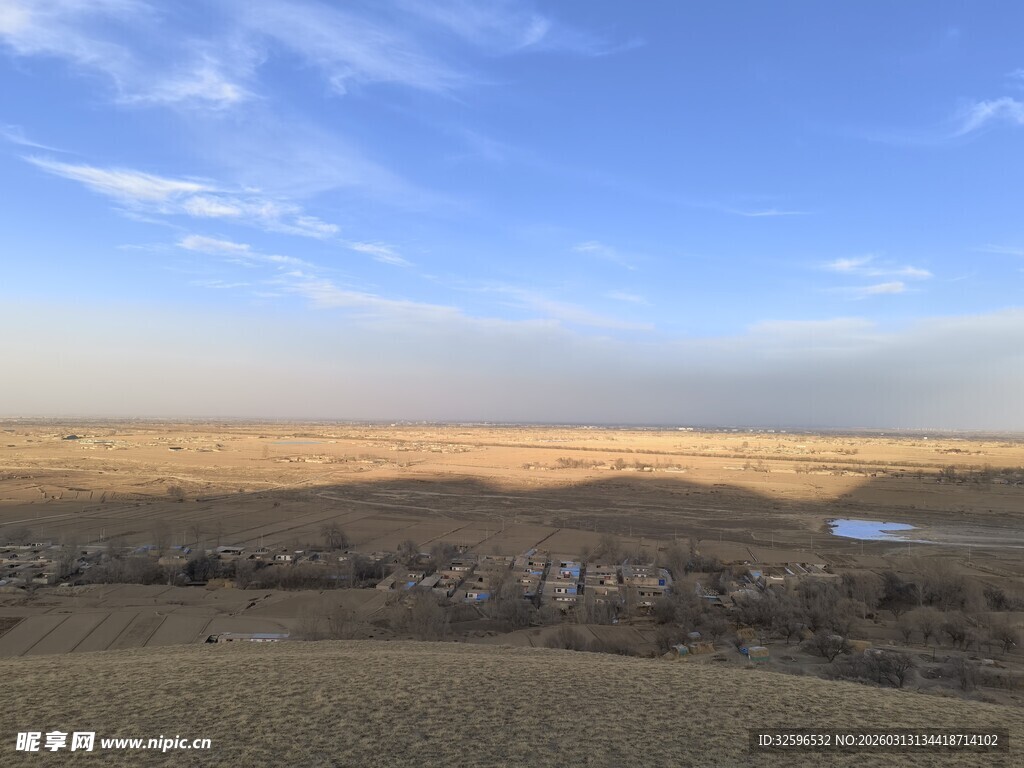 广袤沙漠中的开阔天际线