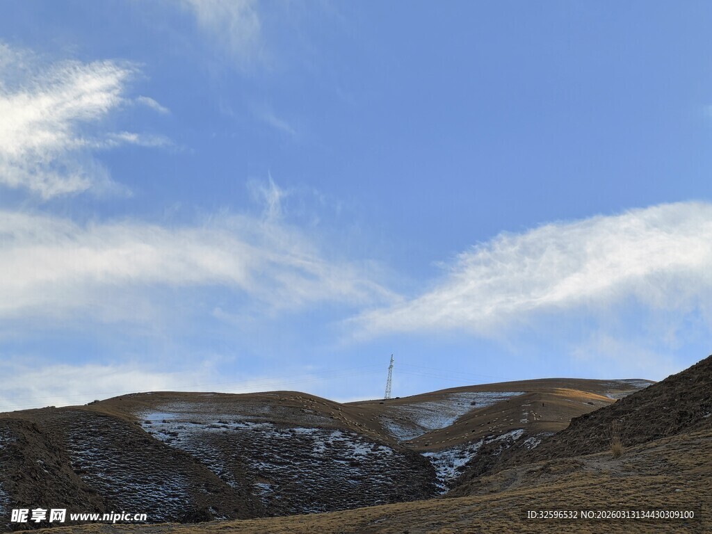 冬日山丘上的蓝天与薄云