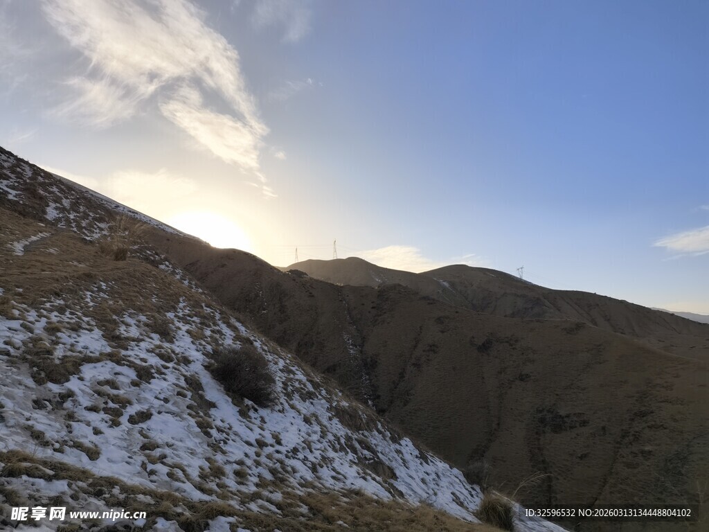 雪山蓝天壮丽自然景观