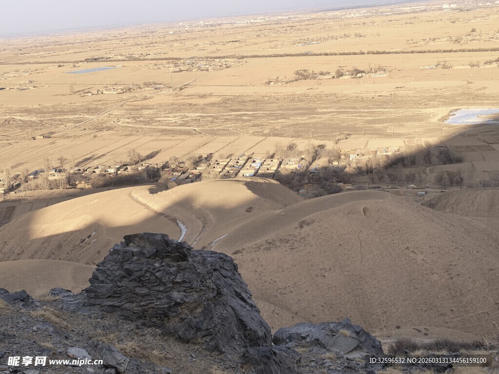 沙漠中的岩石地貌景观