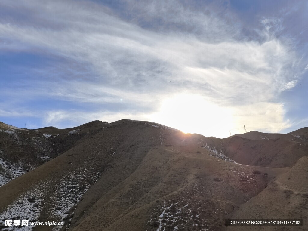 雪山之巅的壮丽日出
