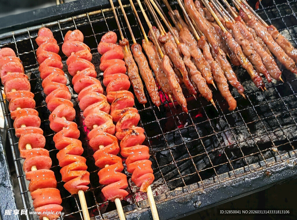烤架上的美味串串