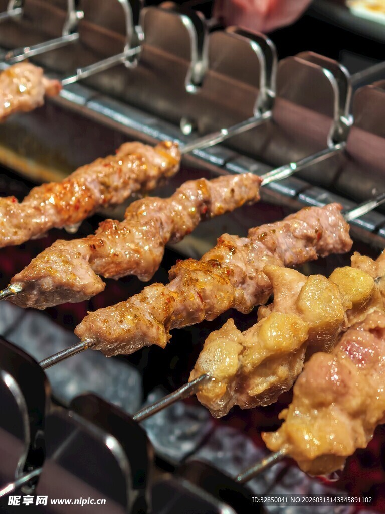 美味烤串在烤架上烤制