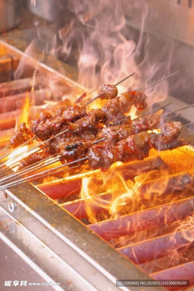炭火上的美味烤肉串