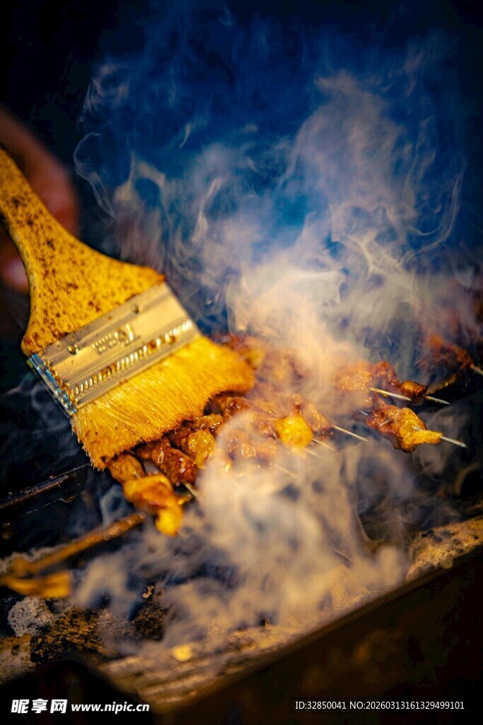 火焰中燃烧的黄色物件