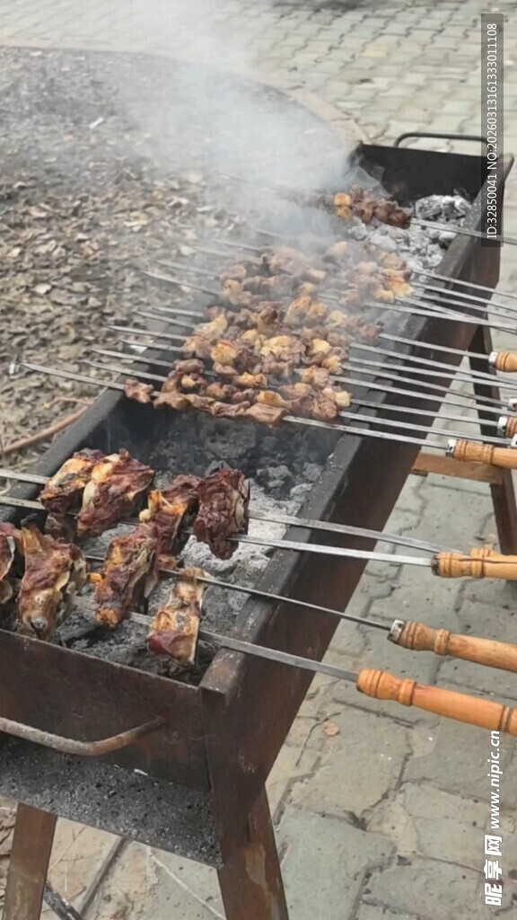 户外烧烤架上的美味烤肉