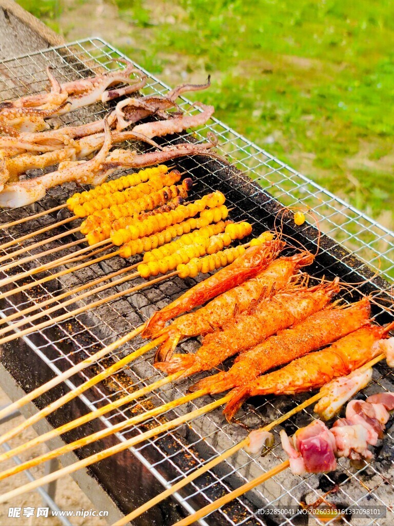 户外烧烤架上的多样美食