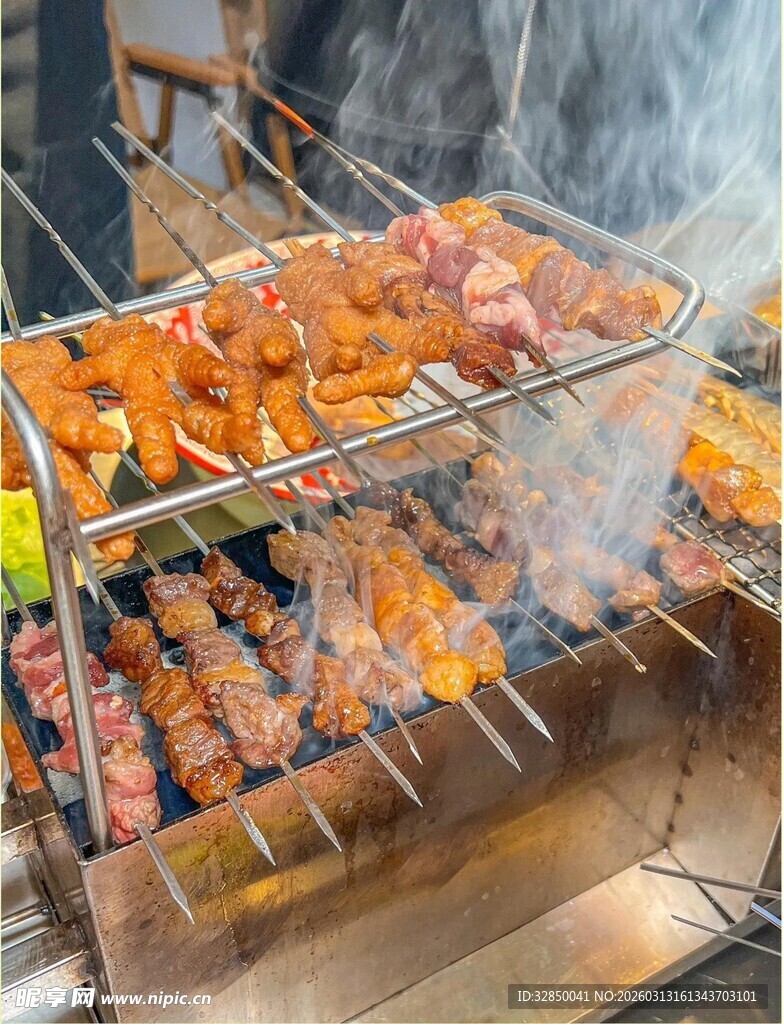 户外烧烤架上的美味烤肉