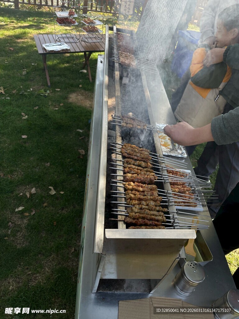 户外烧烤场景
