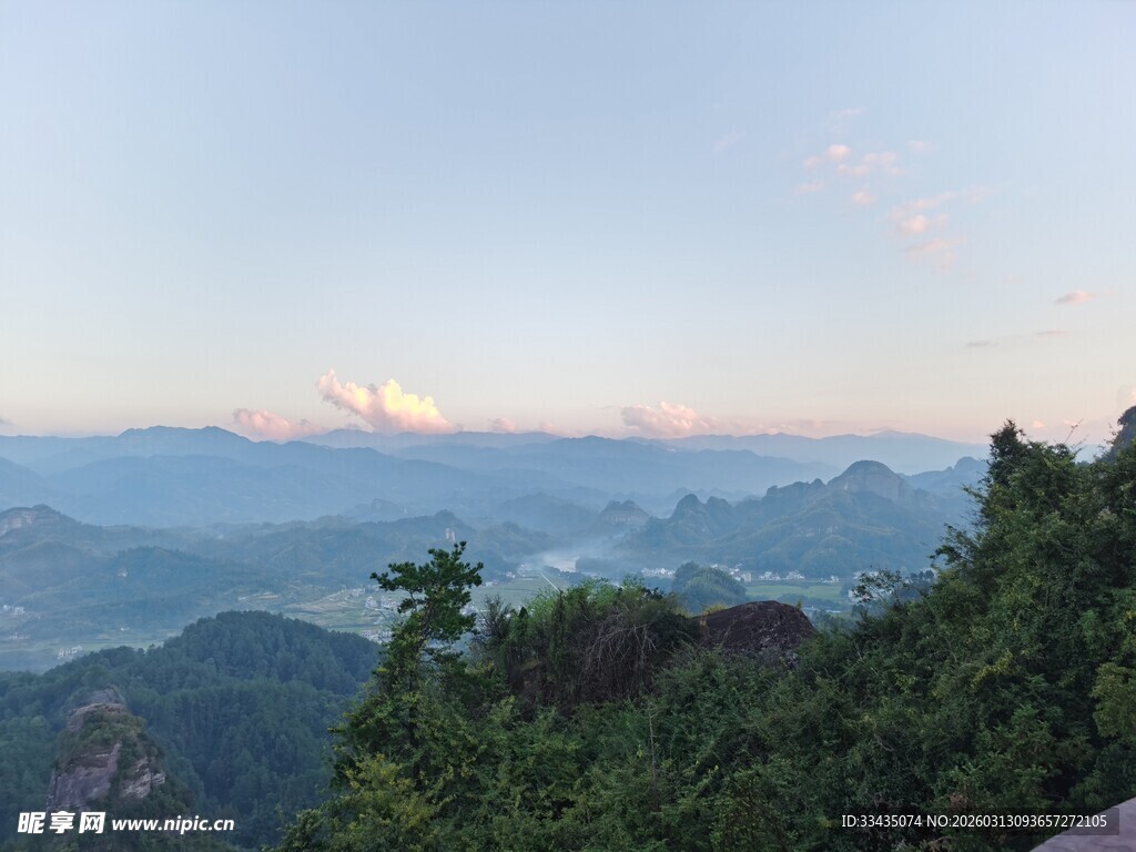 山间美景 云雾缭绕的峰峦