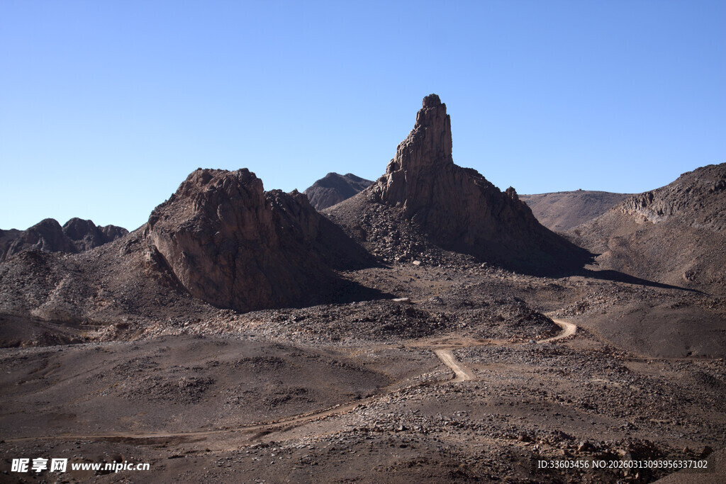 荒凉沙漠中的奇特岩石景观