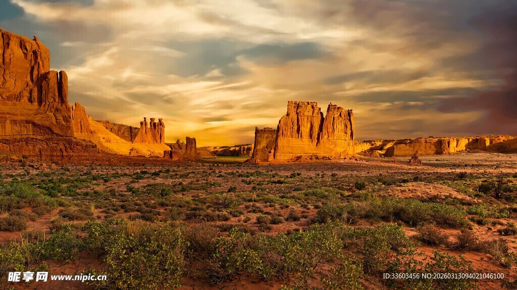 黄昏下的壮丽沙漠岩石景观