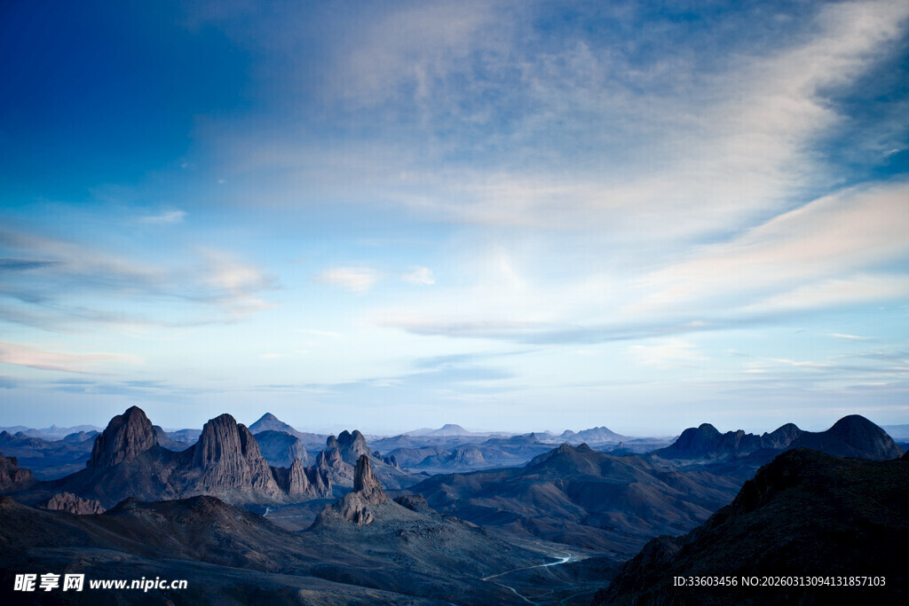 壮丽山景与蓝天云彩