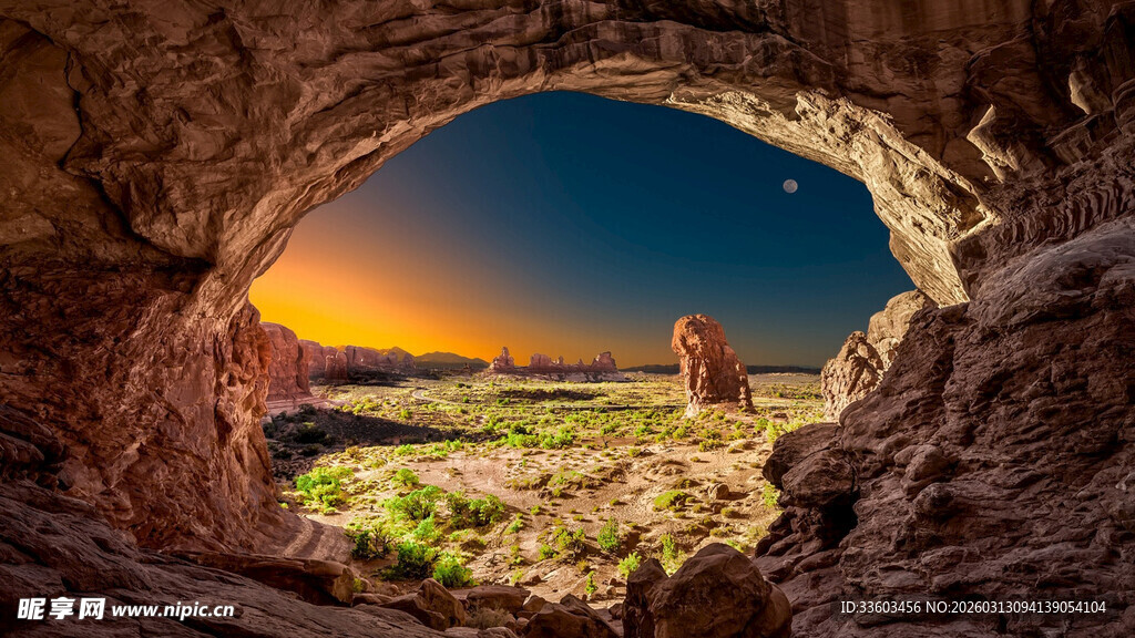 洞穴中窥望壮丽日落景观