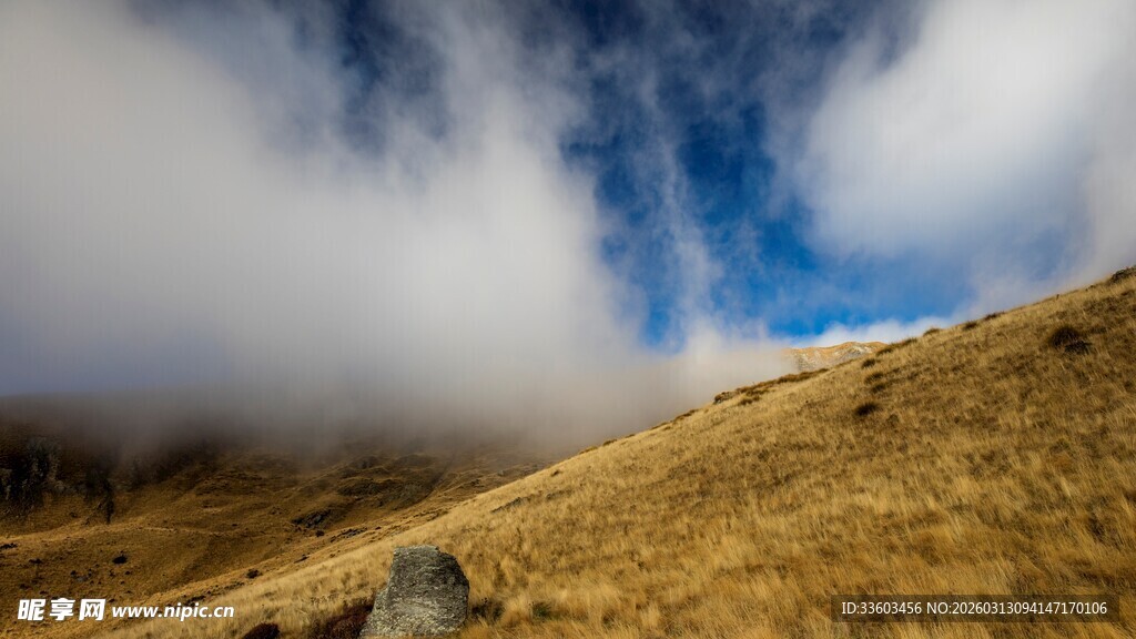 山间云雾缭绕的金黄山坡