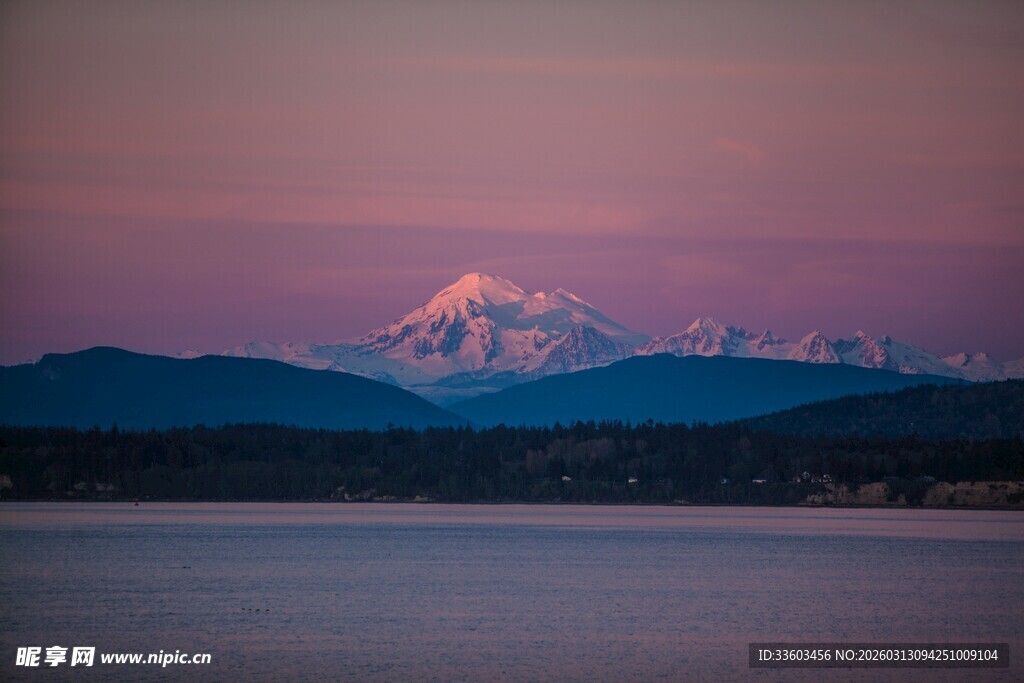 湖畔远山的壮丽黄昏景色