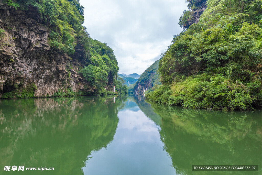 青山绿水间的宁静河道