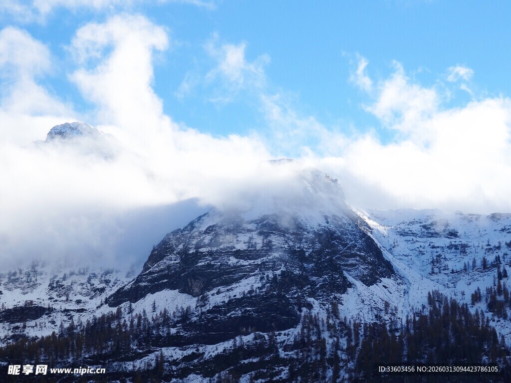 雪山云雾缭绕的壮美景观