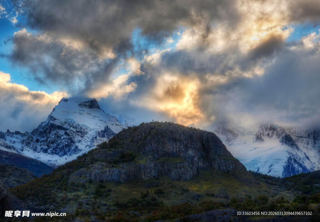 雪山云海间的壮丽景致