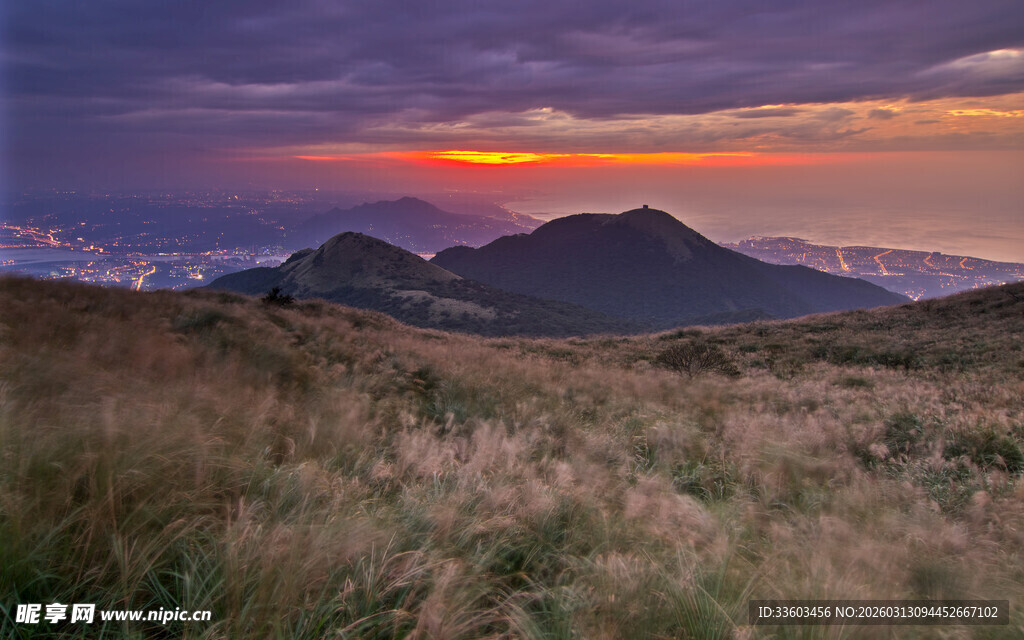 黄昏下的山峦美景