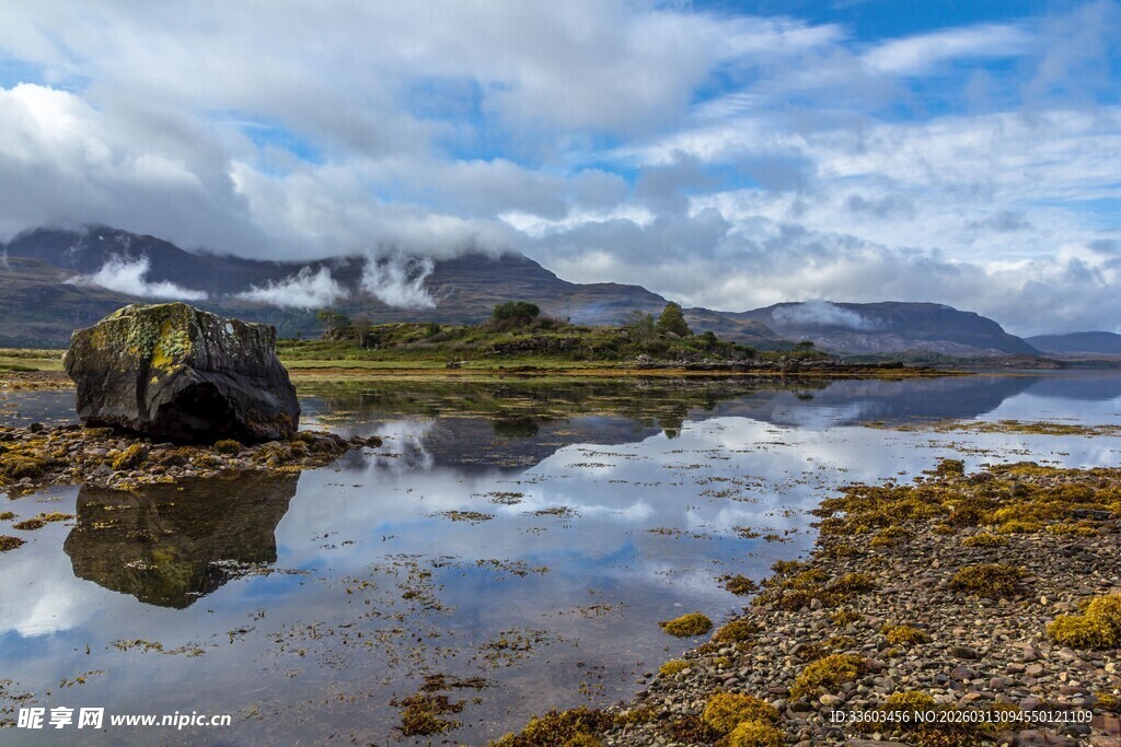 远山近石映蓝天