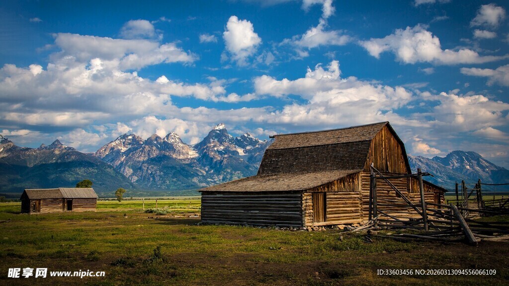 草原上的古老木屋