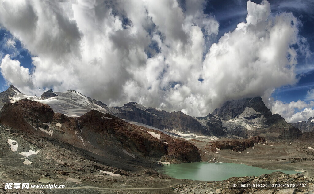 高山湖畔的壮丽云景