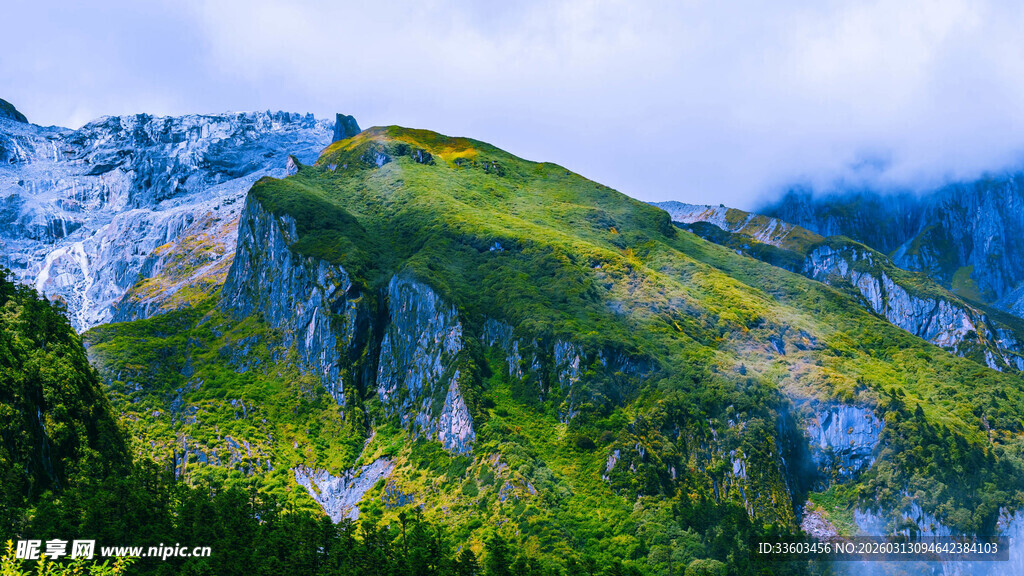 青山覆雪的壮美自然景观