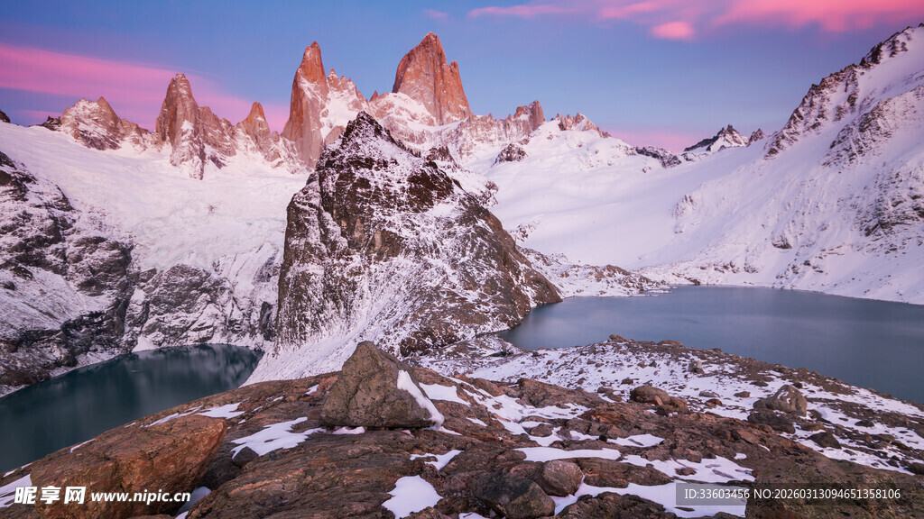 壮丽雪山下的静谧湖泊