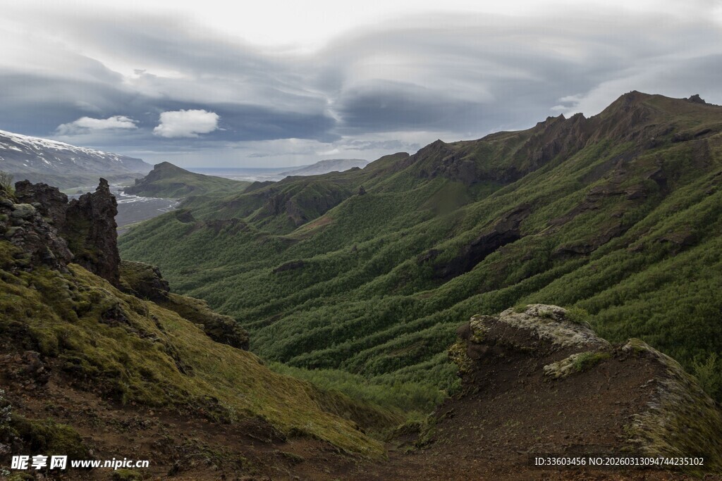 山间绿野中的蜿蜒小径