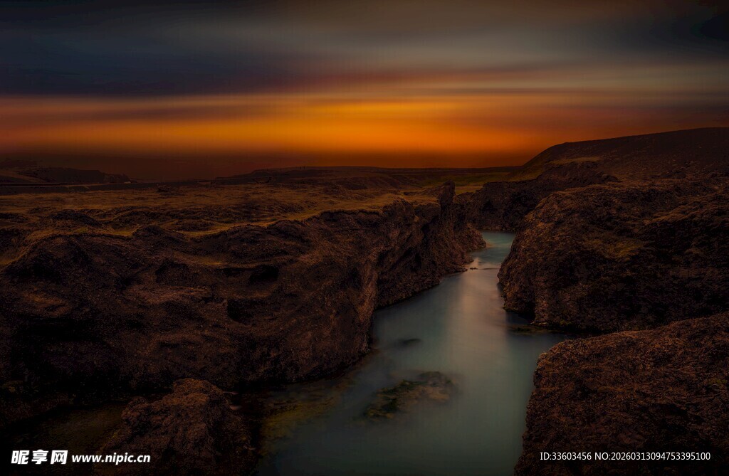 壮丽峡谷日落景观