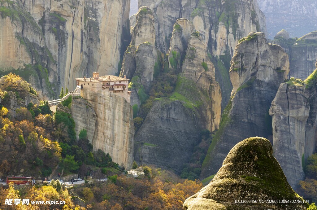 希腊迈泰奥拉壮美悬崖景观