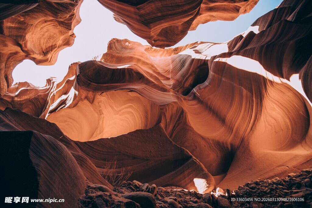 羚羊峡谷内的壮丽自然景观