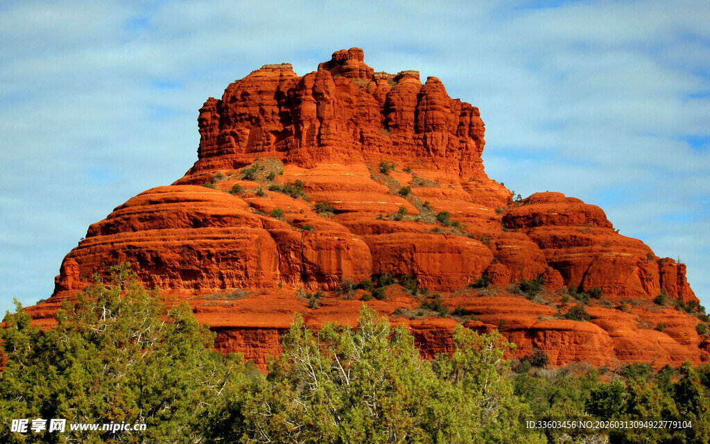 红色奇峰与葱郁植被景观
