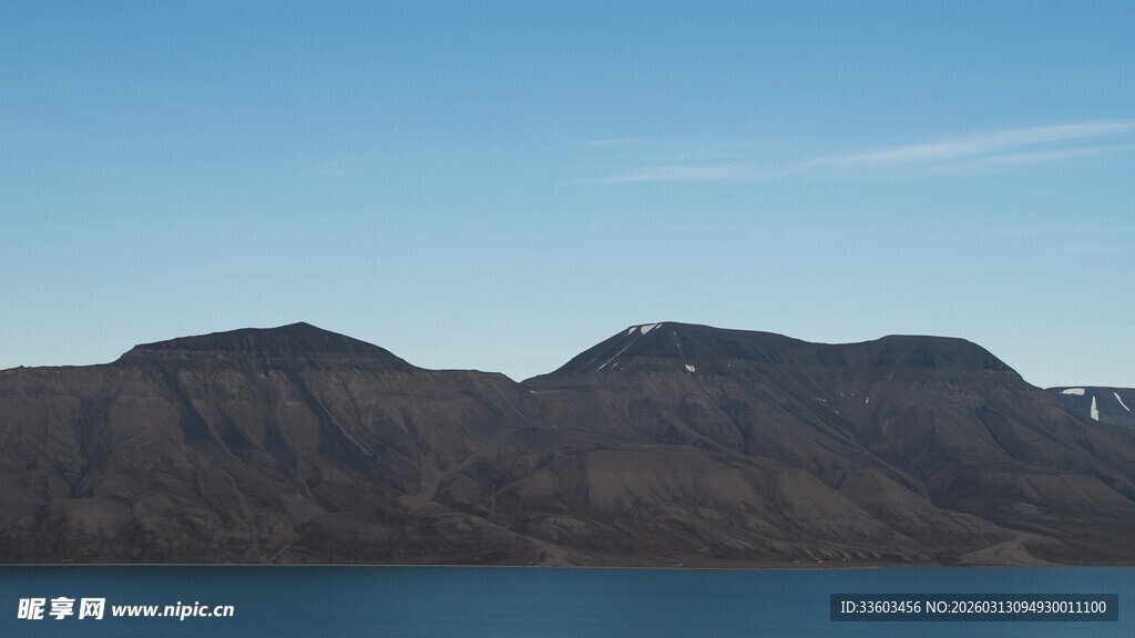 远山映水的静谧景致