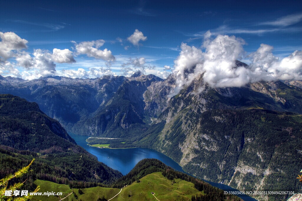 壮丽高山湖泊自然美景