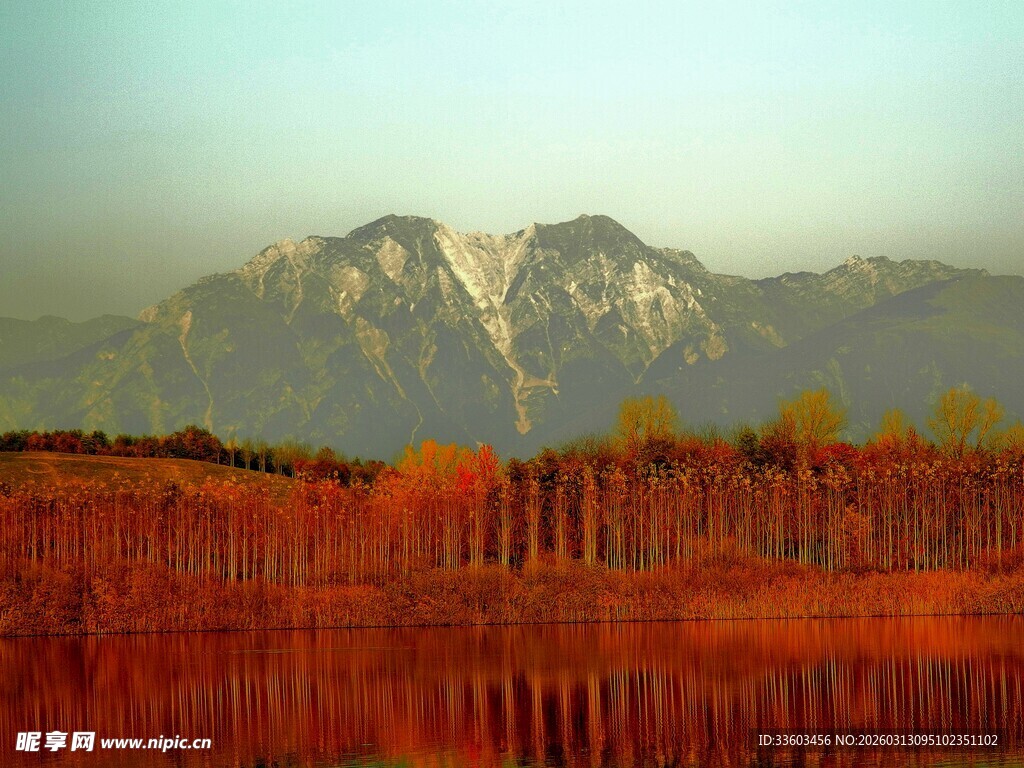 秋日湖畔雪山壮丽美景