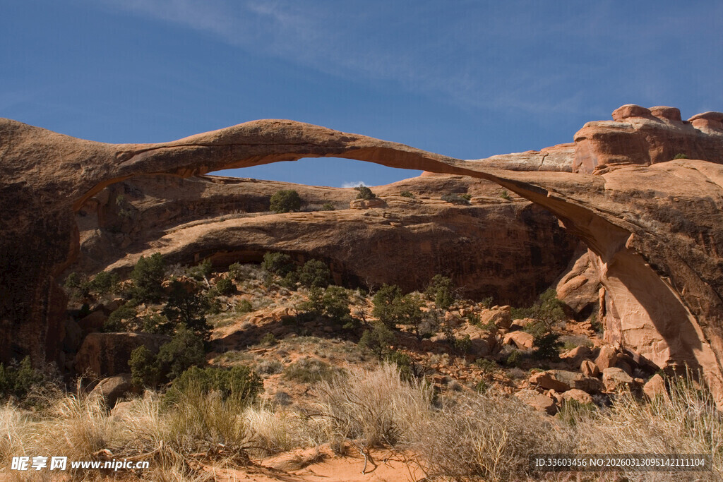 沙漠中的壮丽天然石拱门