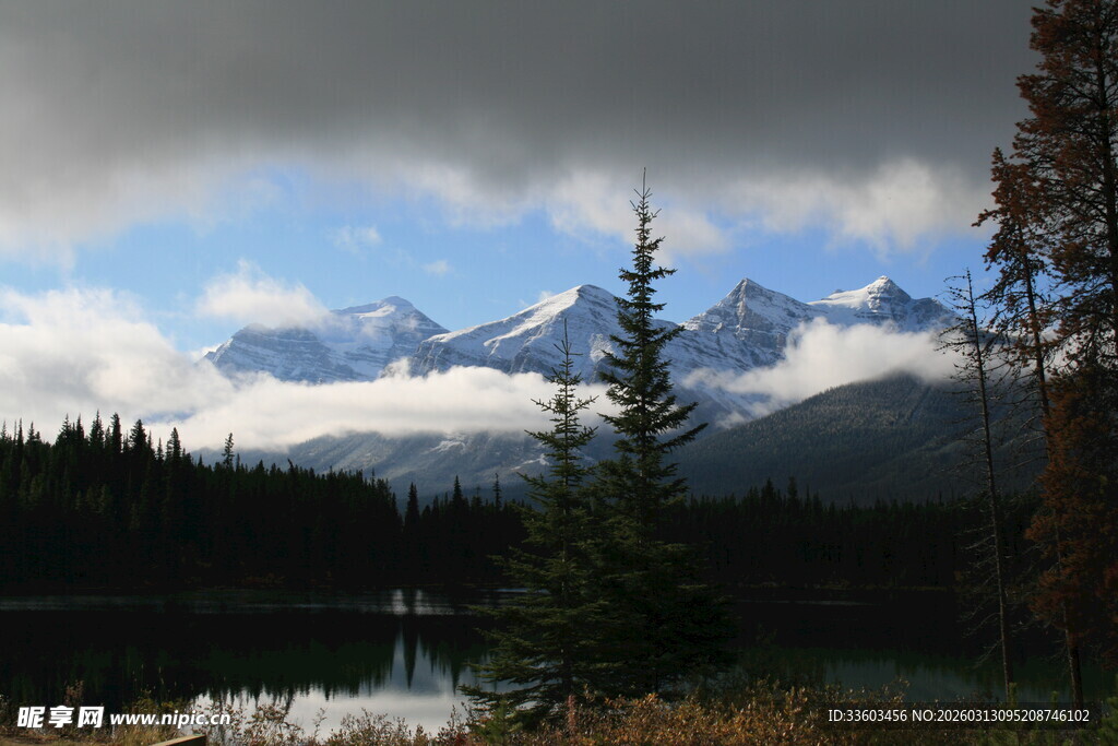 山间湖畔的壮丽雪山景色