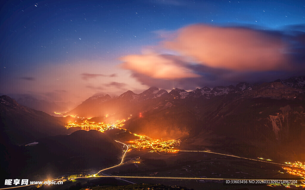 夜幕下山谷中的璀璨灯火