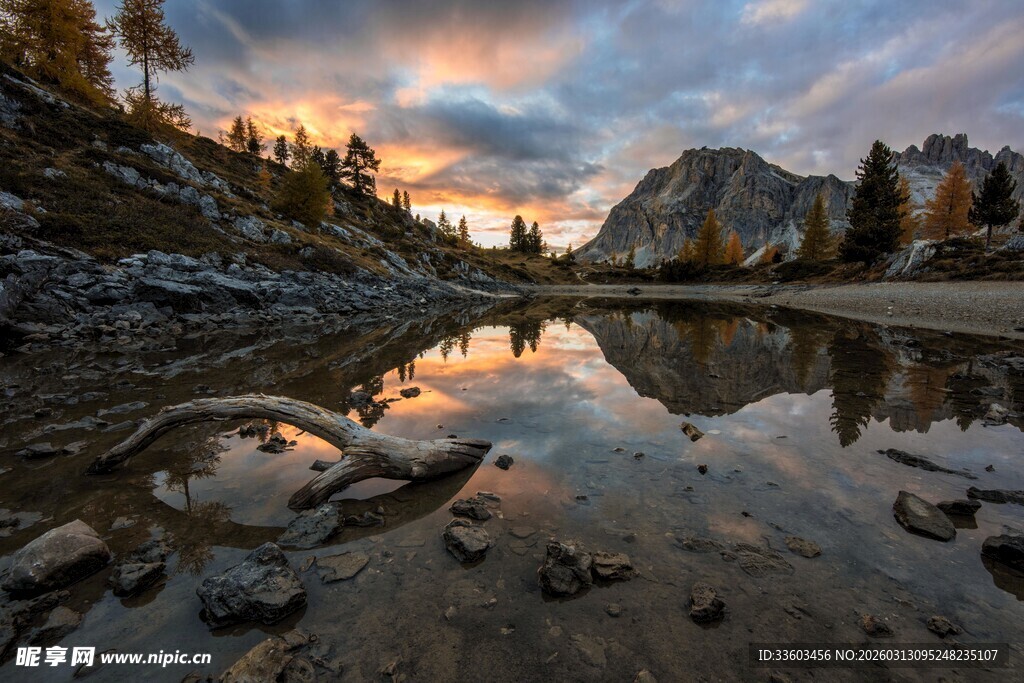 山间湖畔的绝美黄昏景色